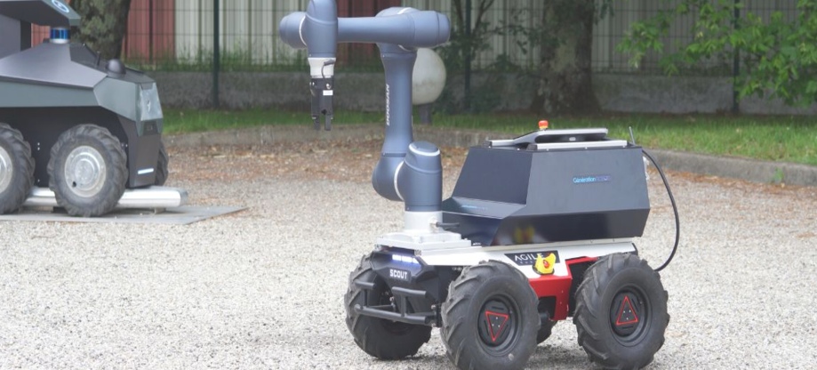 Autonóm mobil robot karral felszerelve
